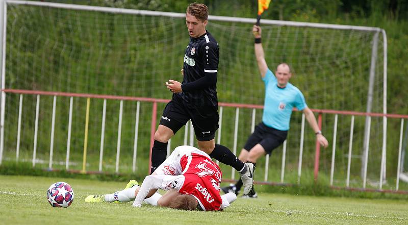 Přípravné utkání Fortuna národní ligy mezi FK Pardubice (ve červenobílém) a MFK (v Černém) na hřišti v Na Dolíčku.