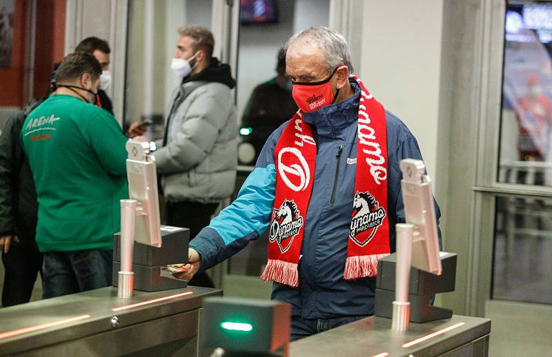 Kvůli vládním opatřením byly tribuny při hokejovém utkání mezi HC Dynamo Pardubice a HC Oceláři Třinec v pardubické aréně téměř prázdné...