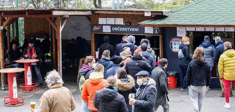 Fanoušci po vládních covid opatřeních mohli v omezeném počtu poprvé vyrazit na fotbal a dát si tradiční klobásu a točené pivo na fotbalovém utkání Fortuna ligy mezi FK Pardubice a MFK Karviná na Městském stadionu Ďolíček v Praze.