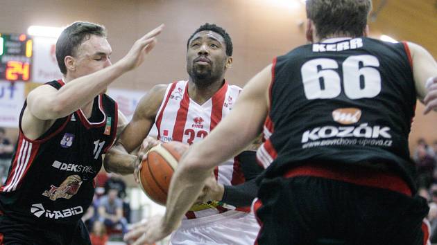 Basketbalový duel mezi BK JIP Pardubice (v bíločerveném) a Dekstone Tuři Svitavy (v černém) v hale na Dašické.