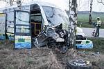 Řidič osobního vozu u Starého Mateřova naboural a vytlačil ze silnice autobus školy Svítání a od nehody utekl. 