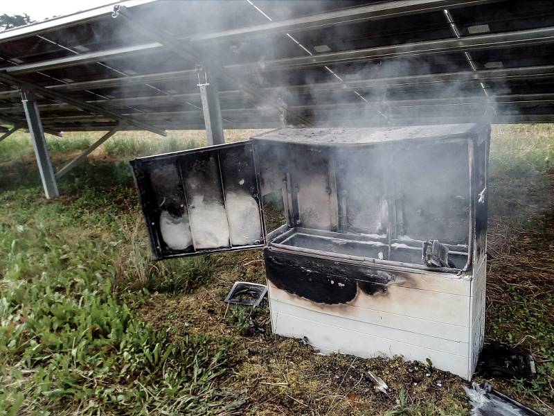 U Kostěnic v pátek ráno došlo k požáru fotovoltaické elektrárny.