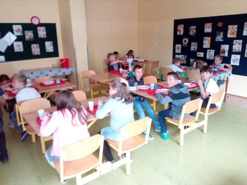 Na ZŠ Dubina rekonstruují jídelnu. Žáci tak obědvají v provizorních podmínkách.