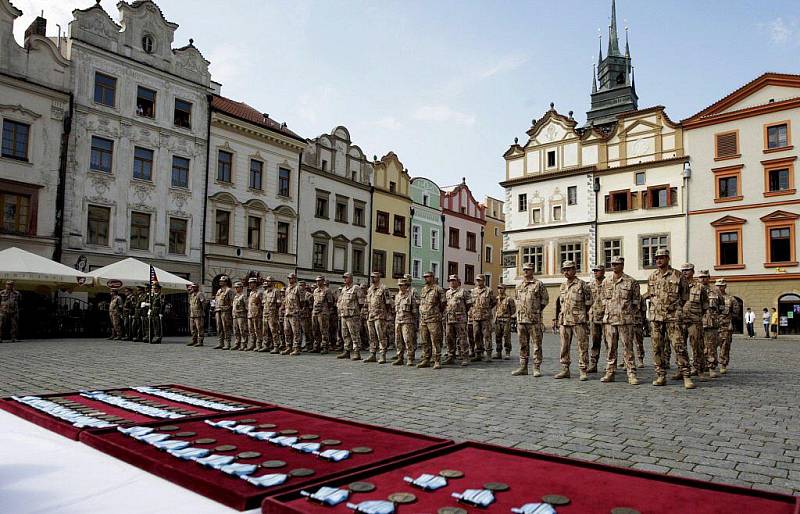 Na Pernštýnském náměstí nastoupili po návratu z Afghánistánu příslušníci 3. kontingentu mise ISAF KAIA