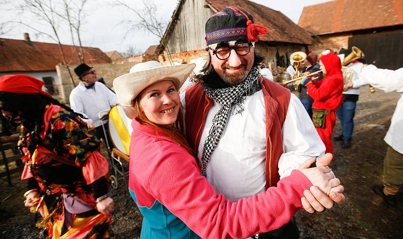 Tradiční masopust ovládl Holice. Průvod poprvé zamířil také do městské části Roveňsko.