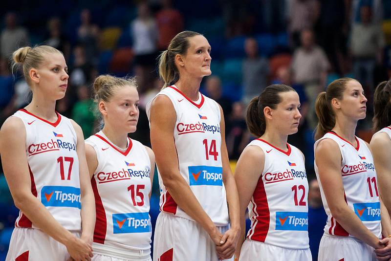 Basketbalistka Petra Kulichová s č. 14 v přípravném utkání Česko - Chorvatsko.