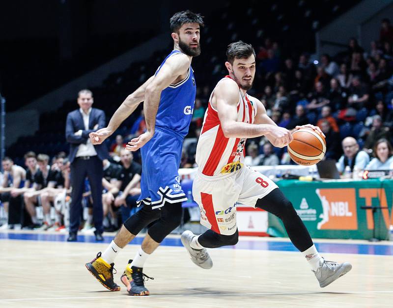 Poté následovalo basketbalové utkání Kooperativy NBL mezi BK JIP Pardubice (v červenobílém) a USK Praha (v modrém).