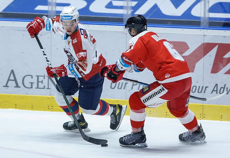 Hokejové utkání Generali Česká Cup v ledním hokeji mezi HC Dynamo Pardubice (v bíločerveném) a HC Olomouc (v červenobílém) v pardudubické enterie areně.