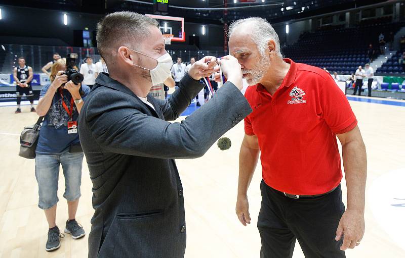 Basketbalové utkání finále Alpe Adria Cupu mezi BK Pardubice (v bíločerveném) a BK Děčín (v černém) v pardubické enteria areně.