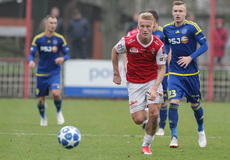 Utkání Fotbalové národní ligy mezi FK Pardubice (ve červenobílém) a FC Vysočina Jihlava (v modrobílém) na hřišti pod Vinicí v Pardubicích.