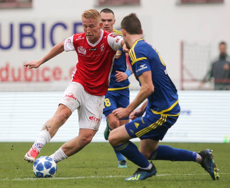 Utkání Fotbalové národní ligy mezi FK Pardubice (ve červenobílém) a FC Vysočina Jihlava (v modrobílém) na hřišti pod Vinicí v Pardubicích.