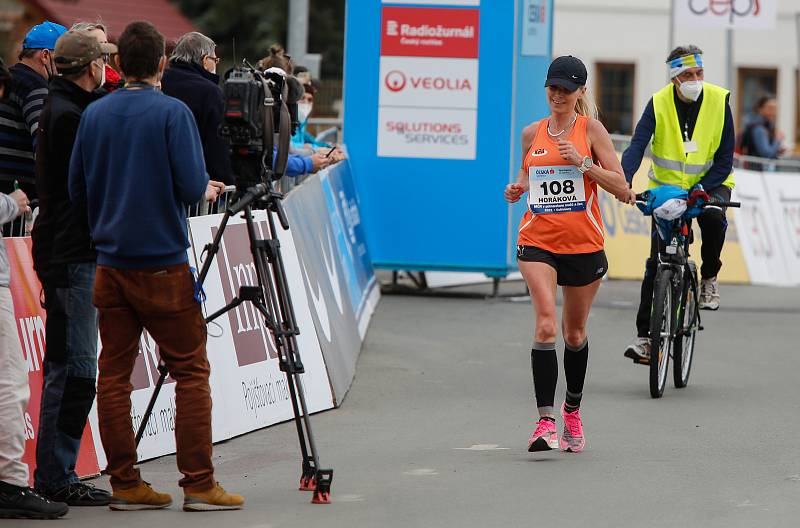 Mistrovství České republiky v půlmaratonu vyhráli Vít Pavlišta (číslo1) a Tereza Hrochová (číslo 11).