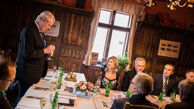 Prezident Miloš Zeman poobědval se senátory a poslanci v přeloučské restauraci Na staré poště.