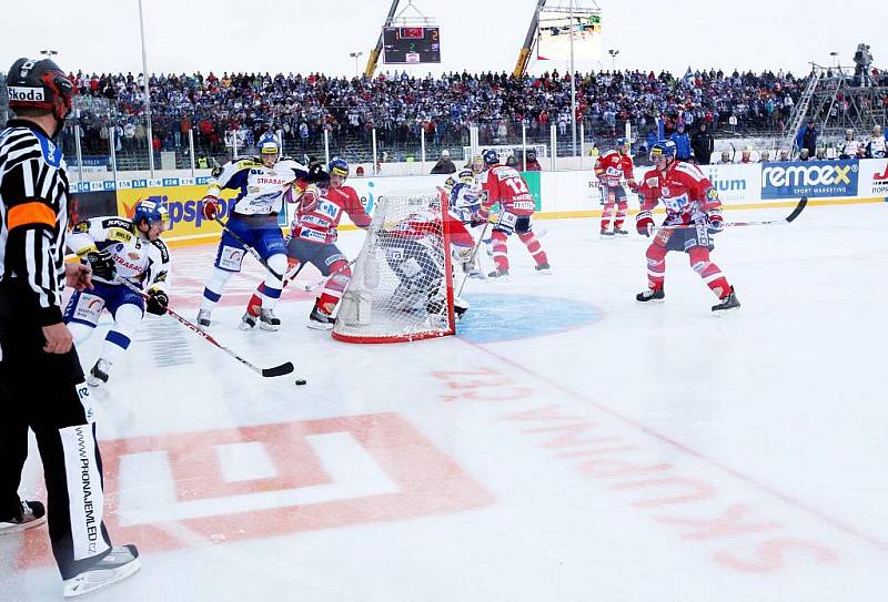 36. kolo hokejové Tipsport extraligy: Hokejisté HC Eaton Pardubice – HC Kometa Brno hráli pod širým nebem.