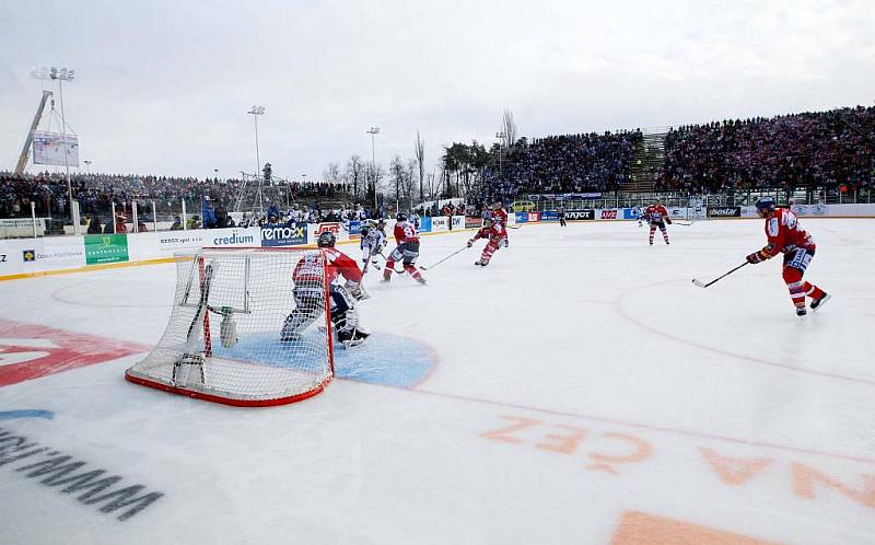 36. kolo hokejové Tipsport extraligy: Hokejisté HC Eaton Pardubice – HC Kometa Brno hráli pod širým nebem.