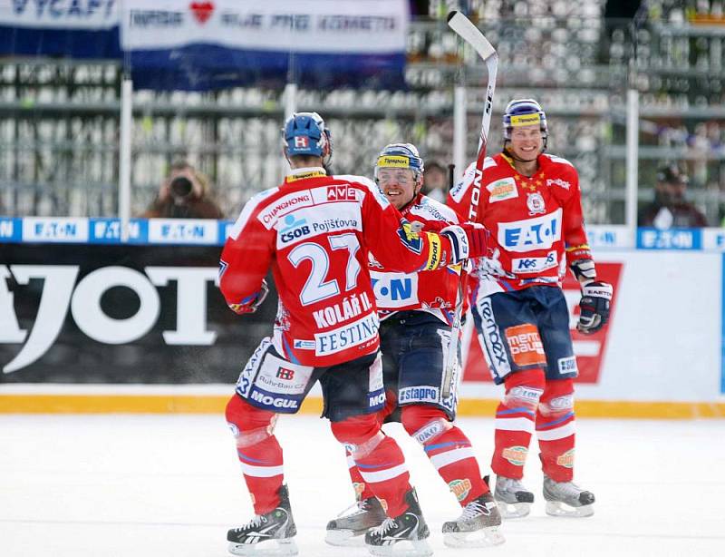 36. kolo hokejové Tipsport extraligy: Hokejisté HC Eaton Pardubice – HC Kometa Brno hráli pod širým nebem.