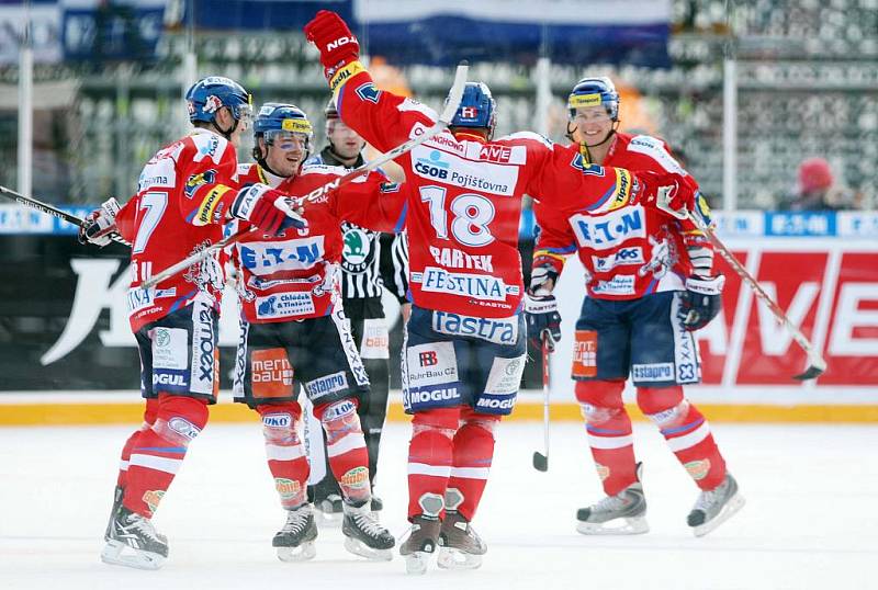 36. kolo hokejové Tipsport extraligy: Hokejisté HC Eaton Pardubice – HC Kometa Brno hráli pod širým nebem.