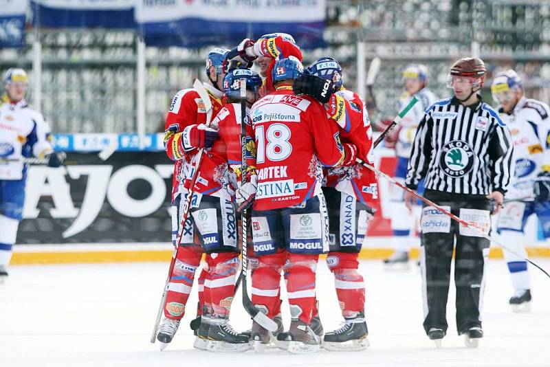 36. kolo hokejové Tipsport extraligy: Hokejisté HC Eaton Pardubice – HC Kometa Brno hráli pod širým nebem.