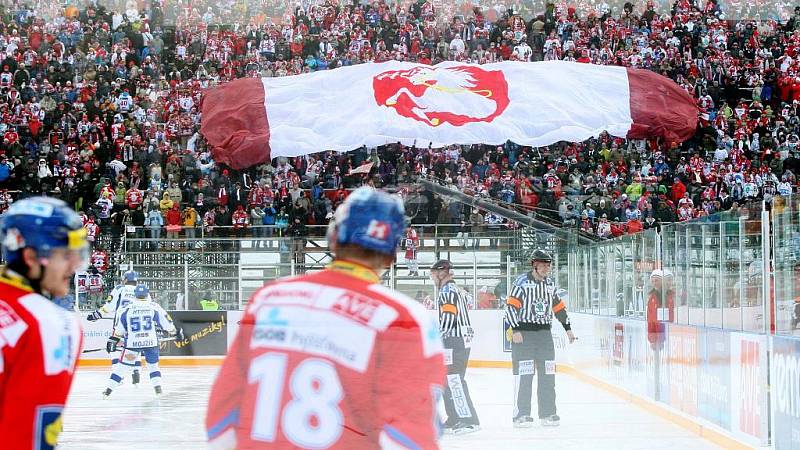 36. kolo hokejové Tipsport extraligy: Hokejisté HC Eaton Pardubice – HC Kometa Brno hráli pod širým nebem.