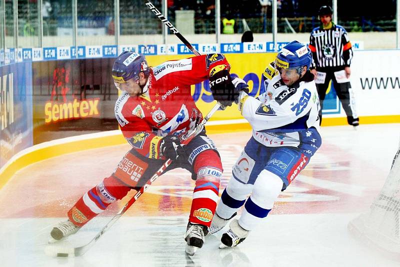 36. kolo hokejové Tipsport extraligy: Hokejisté HC Eaton Pardubice – HC Kometa Brno hráli pod širým nebem.