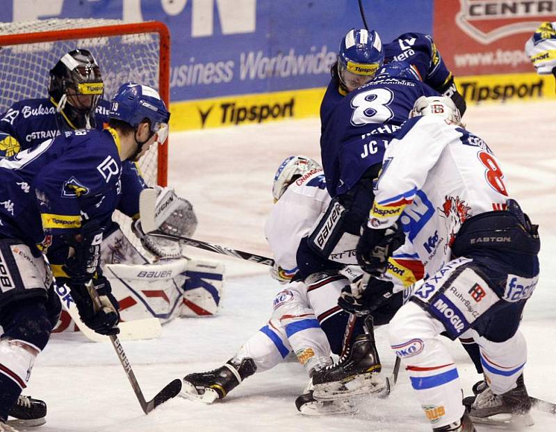 Hokejisté HC Eaton Pardubice prohráli ve třetím utkání semifinále play off s Vítkovicemi 0:3.