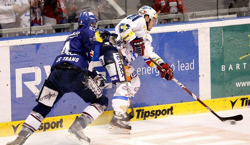 Hokejisté HC Eaton Pardubice prohráli ve třetím utkání semifinále play off s Vítkovicemi 0:3.