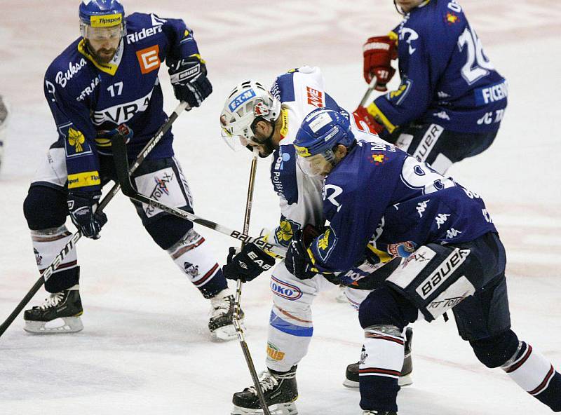 Hokejisté HC Eaton Pardubice prohráli ve třetím utkání semifinále play off s Vítkovicemi 0:3.