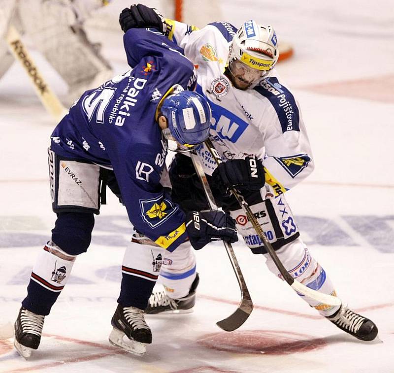 Hokejisté HC Eaton Pardubice prohráli ve třetím utkání semifinále play off s Vítkovicemi 0:3.