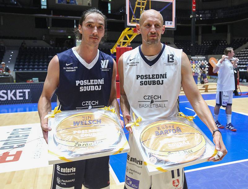 Poslední souboj basketbalových legend Jiřího Welsche a Luboše Bartoně v pardudubické ČSOB pojišťovna ARENĚ.