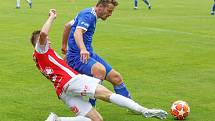 Utkání Fobalové národní ligy mezi FK Pardubice (ve červenobílém) a FC Slavoj Vyšehrad (v modrém) na hřišti pod Vinicí v Pardubicích.