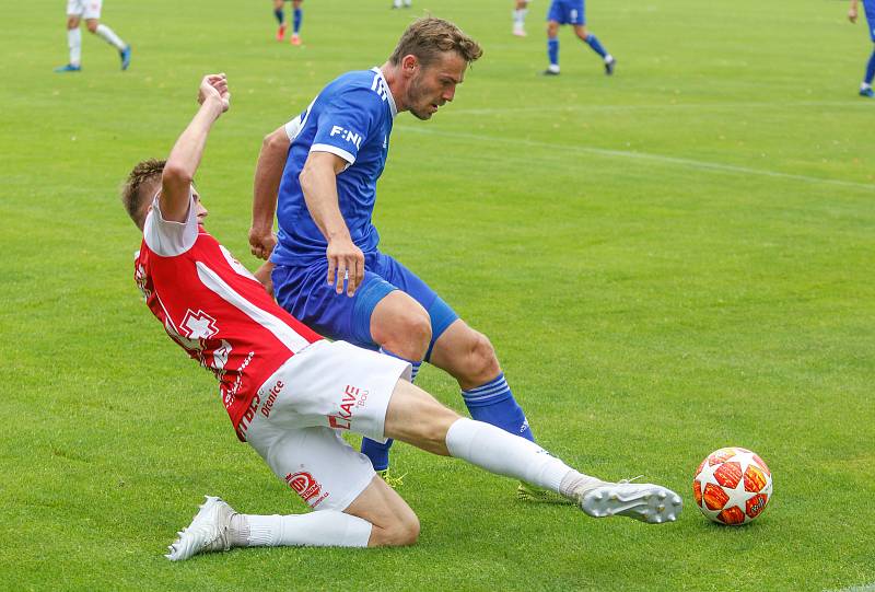 Utkání Fobalové národní ligy mezi FK Pardubice (ve červenobílém) a FC Slavoj Vyšehrad (v modrém) na hřišti pod Vinicí v Pardubicích.