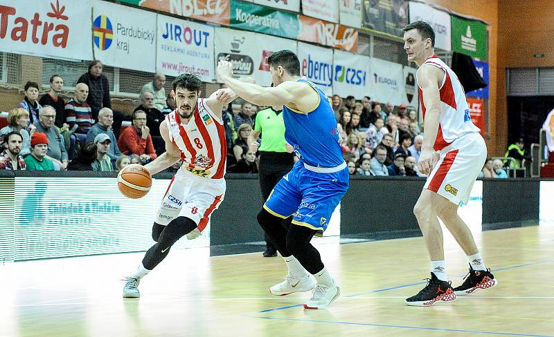 Basketbalové utkání Kooperativy NBL mezi BK JIP Pardubice (v červenobílém) a BK Opava (v modrém) v pardubické hale na Dašické.