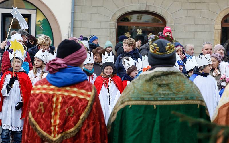 Tříkrálová sbírka na Pernštýnském náměstí v Pardubicích.