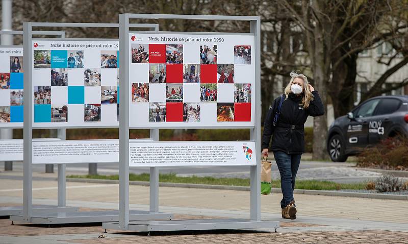 Výstava fotografií studentů Univerzity Pardubice nazvaná Naše univerzita vašima očima před Dopravní fakultou Jana Pernera.