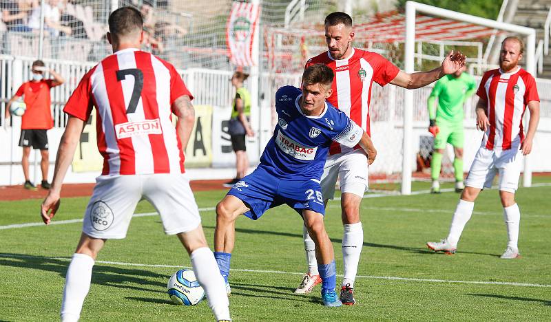 Utkání Fotbalové národní ligy mezi FK Viktoria Žižkov (v bíločerveném) a FK Pardubice (v modrém).