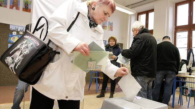 První kolo prezidenských voleb v ZŠ Bratranců Veverkových v Pardubicích.