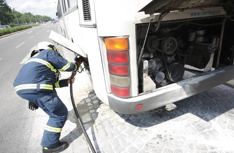 Na Masarykově zasahovali haisiči u požáru autobusu. 