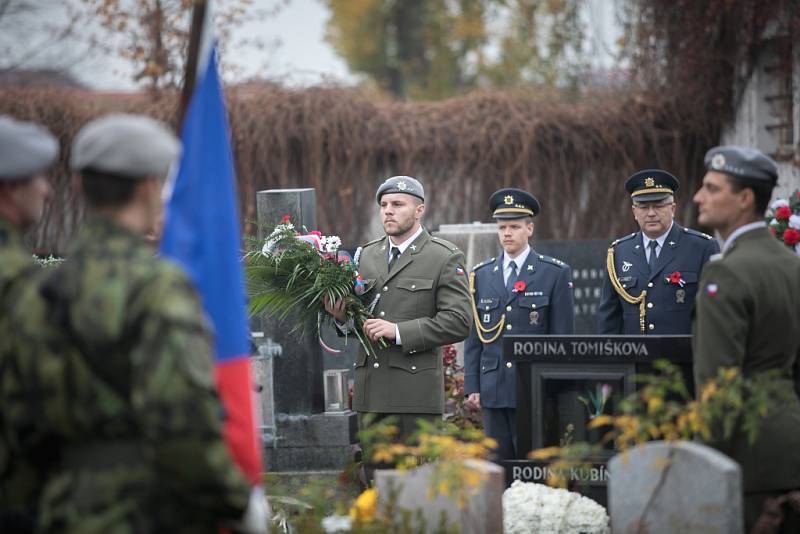 Připomínka Dne válečných veteránů na hřbitově v Pardubicích.