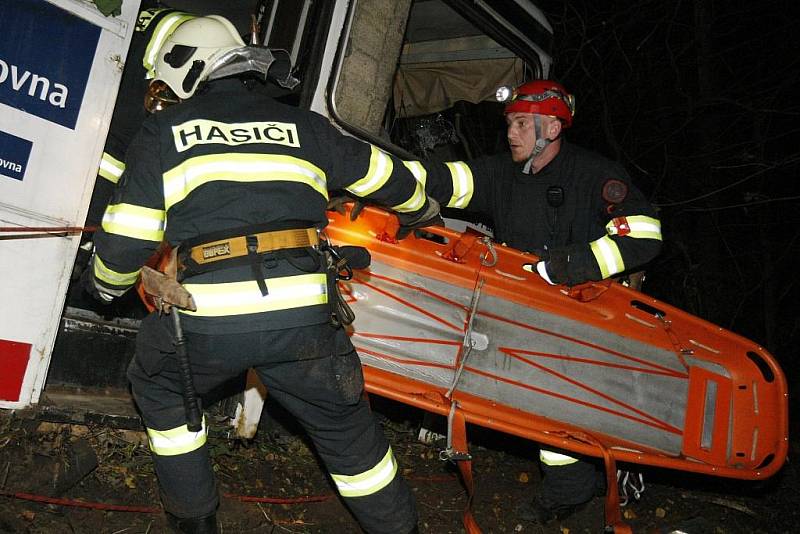 Záchranáři v Pardubicích měli noční cvičení. Vyprošťovali autobus plný lidí, který spadl ze srázu.