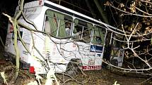 Záchranáři v Pardubicích měli noční cvičení. Vyprošťovali autobus plný lidí, který spadl ze srázu.