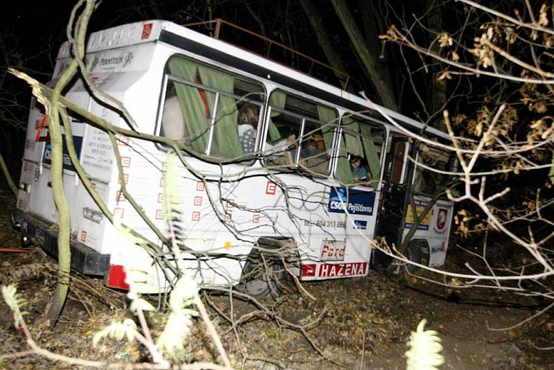 Záchranáři v Pardubicích měli noční cvičení. Vyprošťovali autobus plný lidí, který spadl ze srázu.