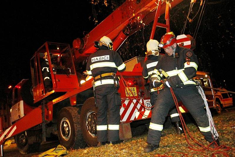 Záchranáři v Pardubicích měli noční cvičení. Vyprošťovali autobus plný lidí, který spadl ze srázu.