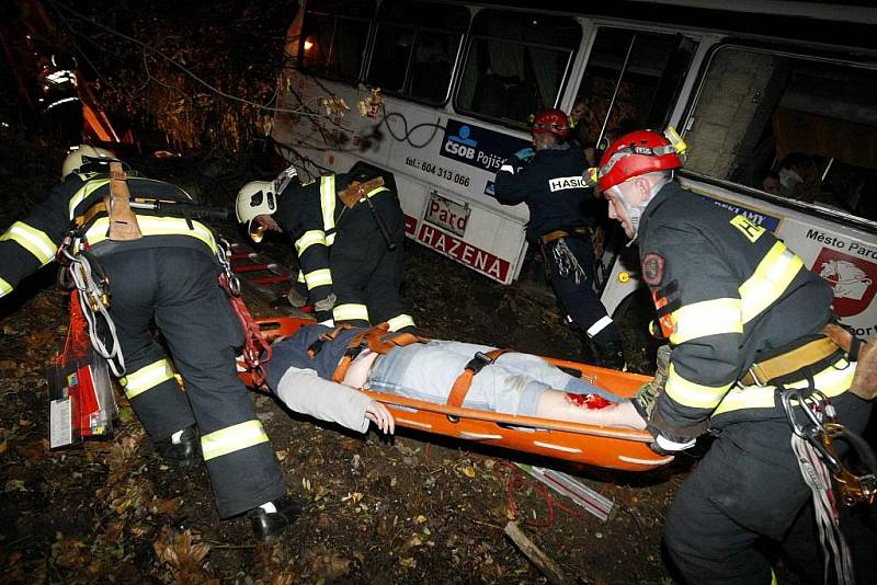 Záchranáři v Pardubicích měli noční cvičení. Vyprošťovali autobus plný lidí, který spadl ze srázu.