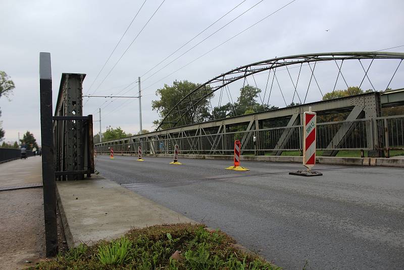 Od pondělí 26. září je omezen provoz na mostě přes Labe v ulici kpt. Bartoše. Po dobu deseti týdnů zde budou probíhat opravy, které si vyžádají uzavření poloviny vozovky