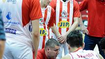 Basketbalové utkání play off Kooperativy NBL mezi BK JIP Pardubice (v bíločerném) a BC Geosan Kolín (v modrém) v pardubické hale na Dašické.