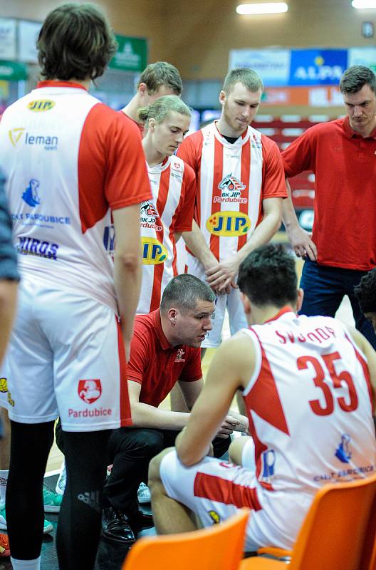 Basketbalové utkání play off Kooperativy NBL mezi BK JIP Pardubice (v bíločerném) a BC Geosan Kolín (v modrém) v pardubické hale na Dašické.