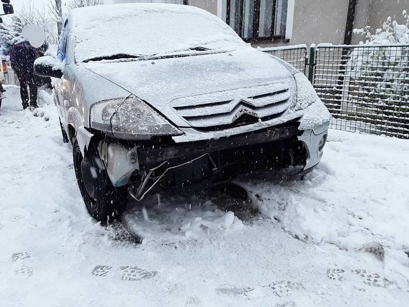 Sněžení zaskočilo řidiče na Svitavsku a Orlickoústecku. Tam koncem listopadu v kopcích uvízly kamiony a policisté řešily několik dopravních nehod, včetně nehody autobusu. Jedna z kolizí skončila tragicky