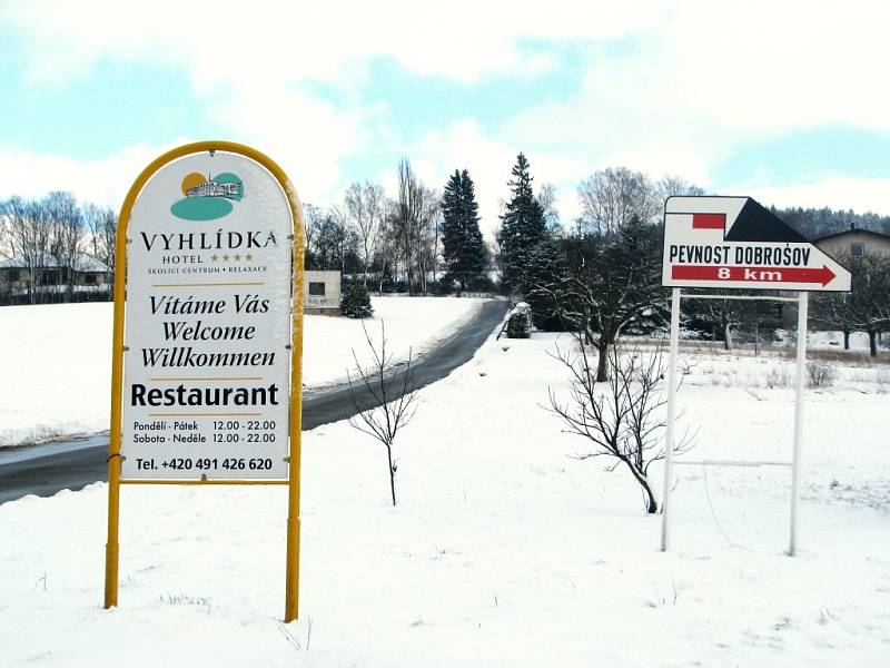 Náchodský hotel V yhlídka vlastněný vlivným straníkem ČSSD Miloslavem Mrštinou. Financovala jeho přestavbu na nevěstinec ČSSD penězmi ze státního rozpočtu, určenými na zvyšováni zaměstnanosti?