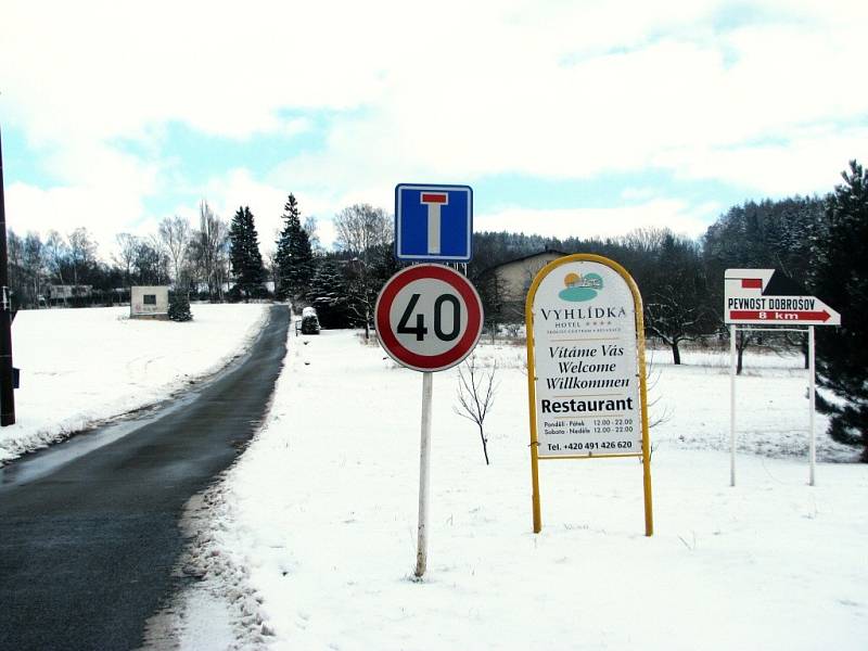 Náchodský hotel V yhlídka vlastněný vlivným straníkem ČSSD Miloslavem Mrštinou. Financovala jeho přestavbu na nevěstinec ČSSD penězmi ze státního rozpočtu, určenými na zvyšováni zaměstnanosti?