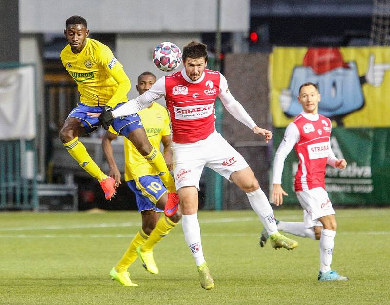 Martin Toml tvrdí muziku v zadních řadách FK Pardubice.